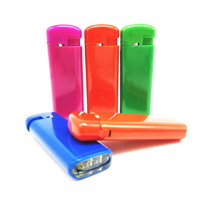 Un cadeau pour les hommes fumeurs avec des piézo-allumettes lourdes et un briquet étanche