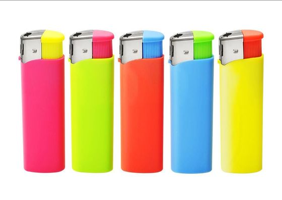 Des briquets en plastique en vrac de couleur caoutchouc des briquets en plastique des briquets jetables pour cuisine