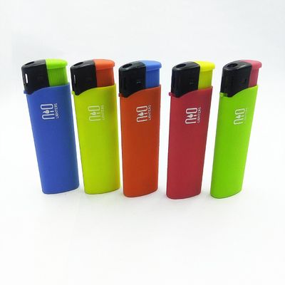 Des briquets en plastique en vrac de couleur caoutchouc des briquets en plastique des briquets jetables pour cuisine