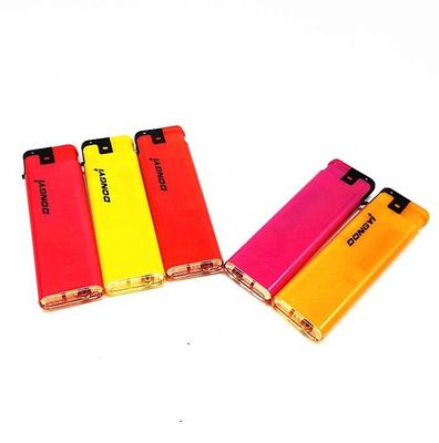 Un briquet compact et élancé, résistant au vent, fabriqué avec du plastique Dongyi.