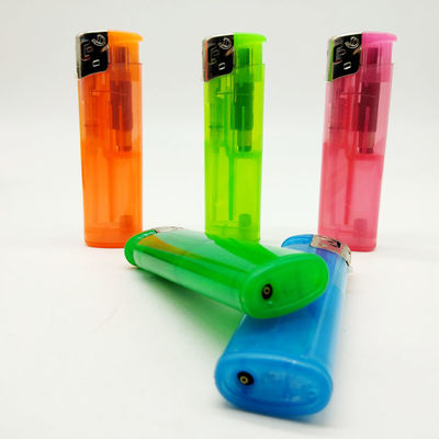 7.77*2.29*1.25 CM Rechargeable multicolore étanche au vent allume-cigare en plastique