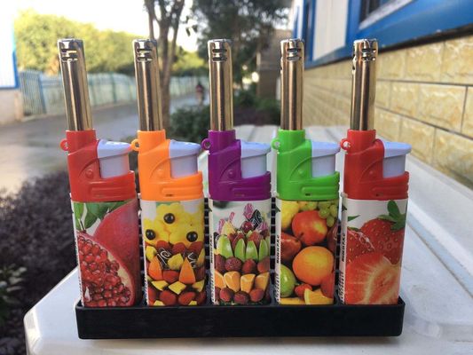 Des bougies électriques colorées en plastique, des briquets de cuisine, des briquets de barbecue, des briquets de feu de Dongyi.