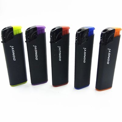 Demande personnalisée Obtenez un briquet plastique jetable coloré de gaz de 8,2*2,6*1,14 cm