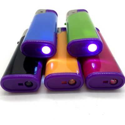 Demande personnalisée Allumeur électronique jetable étanche à la lumière avec LED
