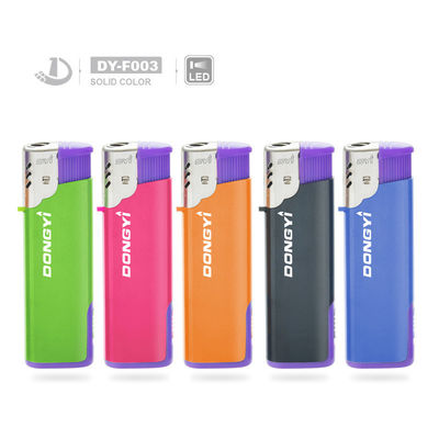 Allume-cigarettes en plastique résistant au vent avec couleur LED semi-transparente et lumière LED