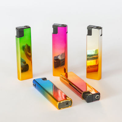 Des briquets à gaz en plastique résistant au vent et rechargeable