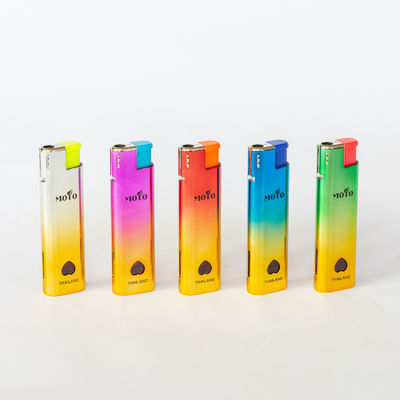 Design à la mode Dy-F018 allume-cigare en plastique étanche au vent avec option de personnalisation