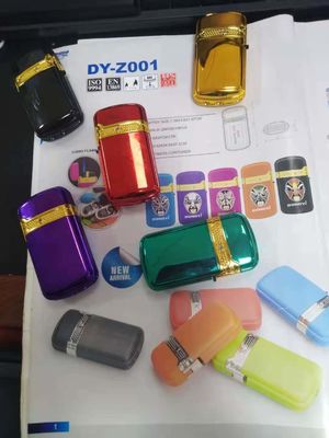 Matériau plastique Le dernier style Flip Turbo Flame Piezo Windproof Lumière à gaz rechargeable
